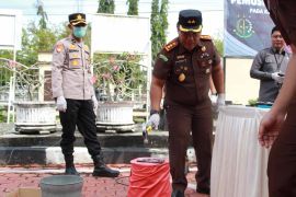 Kejari Aceh Besar musnahkan berbagai jenis barang bukti tindak pidana