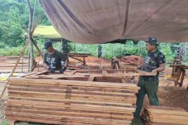 Satgas TMMD Kodim 1708 Biak selesaikan pembuatan pintu-jendela rumah