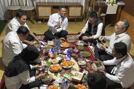 Gubernur Andra Soni rangkul kepala daerah se-Banten saat retret di Akmil Magelang