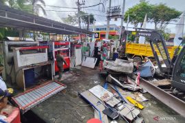 Satpol PP Balikpapan musnahkan barang bukti