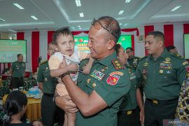 Kodam Pattimura bagikan 497 MBG pada anak stunting di Maluku, begini kata Pangdam