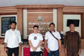 Polres Buru  limpahkan tersangka penambang emas ilegal ke Jaksa