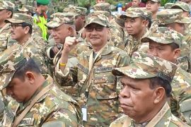 Ikuti Retret Bupati Hendrajoni Pakai Loreng Komcat