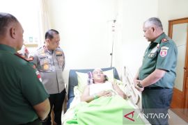 Pangdam VI/Mulawarman jenguk korban penyerangan Polres Tarakan oleh oknum TNI