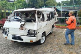 Minibus pengangkut siswa TK ditabrak truk di turunan Silayur Semarang