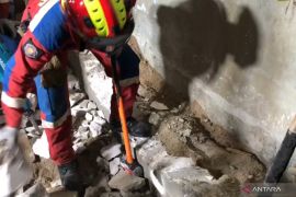 Korban tewas dicor ditemukan di saluran air belakang ruko di Jakarta Timur