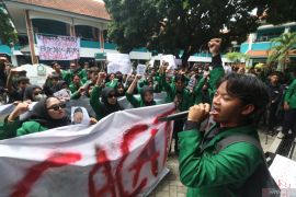 Unjuk rasa mahasiswa IAIN Kediri