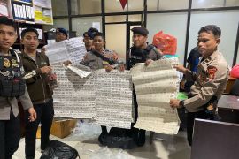 Polda Malut amankan ratusan plastik berisikan miras