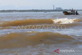 Waspada, gelombang tinggi empat meter di perairan barat Aceh