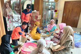 Tim BPBD Jatim salurkan logistik pengungsi korban banjir Gresik