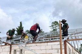 Prajurit Satgas TMMD Kodim 1708 Biak pasang atap rangka rumah warga Kbusdori