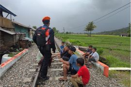 KAI Sumbar minta warga jangan ngabuburit di jalur KA