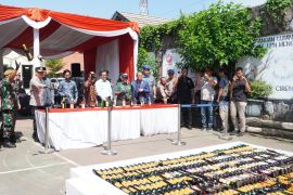 Polisi memusnahkan ribuan miras hasil razia jelang Ramadhan di Cirebon