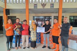 BPBD Jatim serahkan logistik bantuan korban banjir Sidoarjo