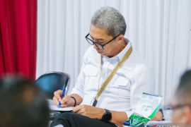 Dedie Rachim menyediakan "hot line" pengaduan perizinan di Kota Bogor