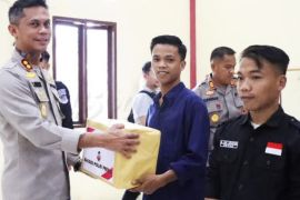 Polres Majene bagikan 200 paket sembako ramadhan