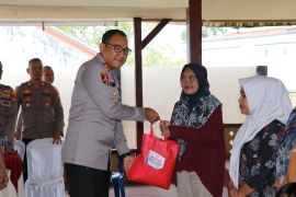 Polres Lambar sambut Ramadhan dengan salurkan 250 sembako ke warga