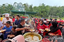 Honda Babel bagikan ratusan porsi masakan untuk warga Sinar Manik
