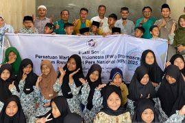 Dalam rangka HPN, PWI Dharmasraya gelar bakti sosial bersama santri rumah quran