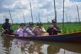 Petani Desa Ampukung kembangkan pertanian padi apung