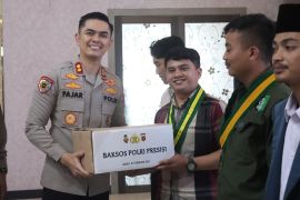 Mahasiswa dan buruh dapat paket sembako Polres Garut