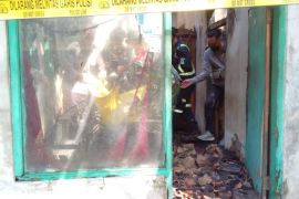 Gara-gara puntung rokok satu rumah di Kuningan terbakar, satu orang tewas