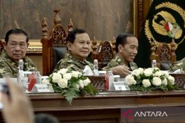 Presiden puji taruna saat parade senja, mereka diberi hadiah libur