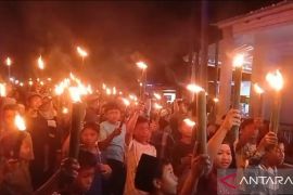 Ratusan anak desa Mangkol meriahkan pawai obor sambut Ramadhan