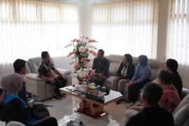 PLN kunjungi dua pelanggan potensial di Ambon jelang Ramadhan 2025