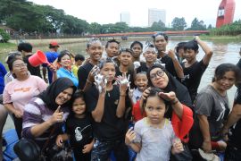 Warga Kota Tangerang sambut Ramadhan dengan keramas bareng di sungai