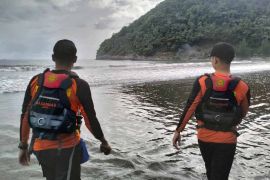 Basarnas cari remaja tenggelam diseret ombak di Aceh Besar