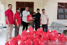 Ketua DPD PDI Perjuangan Sumbar serahkan bantuan bagi korban banjir Dharmasraya