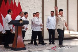Prabowo instruksikan turunkan tarif tol dan harga tiket pesawat