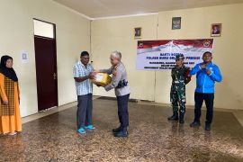 Polres Bursel bagikan 100 paket Bansos untuk warga jelang Ramadhan 1446 H