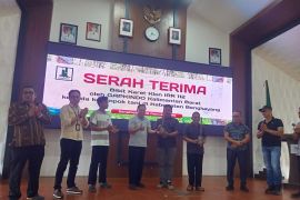 Petani di Bengkayang dapat bantuan 6.000 bibit karet unggul