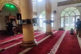 Umat Islam ramai-ramai bersihkan dan benahi tempat ibadah