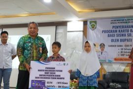 Pemkab Balangan salurkan ratusan KBP untuk siswa