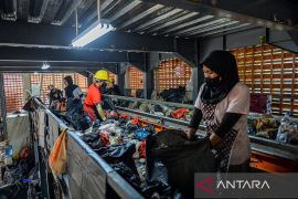 Pengelolaan sampah di TPST Nyengseret