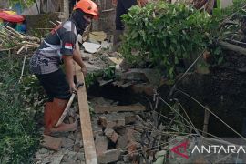 Seorang warga Sukabumi alami luka-luka tertimpa rumah ambruk akibat cuaca buruk