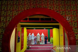 Malam pertama Ramadhan, beginilah suasana khusyuk shalat tarawih di Masjid Lautze 2 Bandung,
