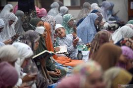 DKI kemarin, kebakaran Pondok Bambu lalu tarawih perdana Ramadhan 2025