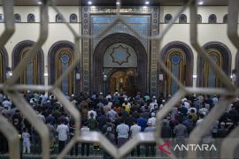 Awali bulan Ramadhan, warga laksanakan shalat tarawih berjamaah di Masjid Agung Kota Cimahi