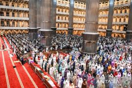 Umat Islam laksanakan shalat tarawih pertama 1446 Hijriah di Masjid Istiqlal