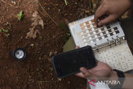 Uji kadar air dan tanah di kawasan TPA Ciangir