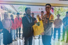 Polres salurkan bantuan sosial untuk mahasiswa Biak dan pemuda