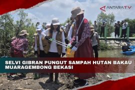 Selvi Gibran turut pungut sampah hutan bakau Muaragembong Bekasi