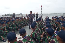 Danlanal Babel sambut KRI Semarang -594 di Pelabuhan Belinyu