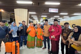 Dua kader diberangkatkan umroh PDIP Pabean Cantikan sebagai apresiasi dedikasi