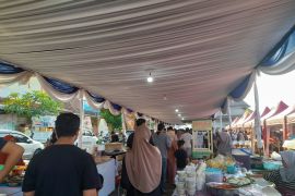 Warga Serang ramai berburu takjil di Masjid Ats Tsauroh