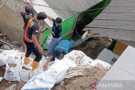 Personel BPBD Sukabumi bantu evakuasi dinding rumah warga roboh akibat cuaca buruk